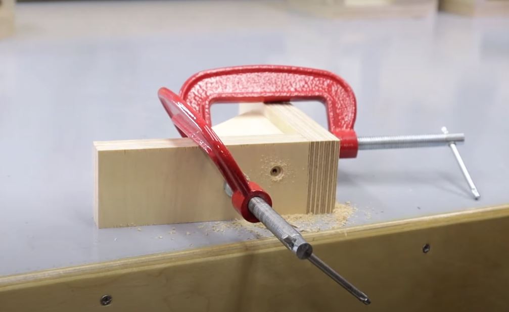 Strong And Simple DIY Wooden Corner Clamps - Free Plans